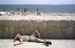 JB2000-100-15_3SlapenEgypte, Alexandrië, 25-05-2000↵
Jongen slaapt achter stenen muurtje op kade bij het strand ↵
↵
foto Jan Bogaerts