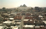 JB2000-120-12_3StadslandschapEgypte, Cairo, 21-22-2000↵
Pyramides van Gizeh gezien vanuit Cairo↵
↵
foto : Jan Bogaerts