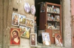 JB2000-126-02_3religieEgypte, Cairo, 05-2000↵
jongen staat in opening van winkel met religieuze prenten ↵
↵
foto Jan Bogaerts