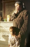 JB2000-85-35_3portretEgypte, Cairo, 26-05-2000↵
moeder met haar zoon bij een graftombe↵
↵
foto : Jan Bogaerts