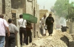 JB2000-89-12_3doodskistEgypte, Cairo, 12-05-2000↵
mensen na een begrafenis in de dodenstad.↵
na de begrafenis word de lege groene kist weer mee terug genomen.↵
↵
foto : Jan Bogaerts