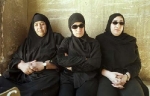 JB2000-92-15a_3DodenstadEgypte, Cairo, 12-05-2000↵
Khalil familie, drie moslim vrouwen ze treuren om↵
hun overleden zoon Amr Mohssin↵
↵
foto : Jan Bogaerts