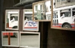 JB2000-94-15_3vervoerEgypte, Cairo, 20-05-2000↵
spiegels reflecteren een straatbeeld met daarin een bus en de passagiers↵
↵
foto Jan Bogaerts