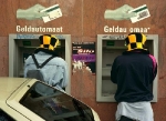 GeldautomaatGeleHoedjes_JB1996-58-19Nederland,Amsterdam,1996↵
project Geld↵
↵
Geldautomaat pinautomaat flappentapper↵
pinnen↵
bankpas ↵
plastik geld↵
↵
foto Jan Bogaerts