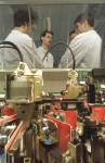 GemplusWitteJassen_JB1996-116-7aNederland,Rotterdam,1996↵
project Geld↵
↵
Gemplus ↵
Mannen in witte jassen werken hier in een zwaarbeveiligde vesting en maken een plastic kaartje tot een persoonlijke volautomatische digitale portemonnee. Personifieren noemen ze dat.↵
Bankpas Chipknip Creditcard↵
↵
foto Jan Bogaerts